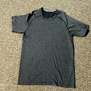 EUC Men’s sz small lululemon black and white short sleeved shirt